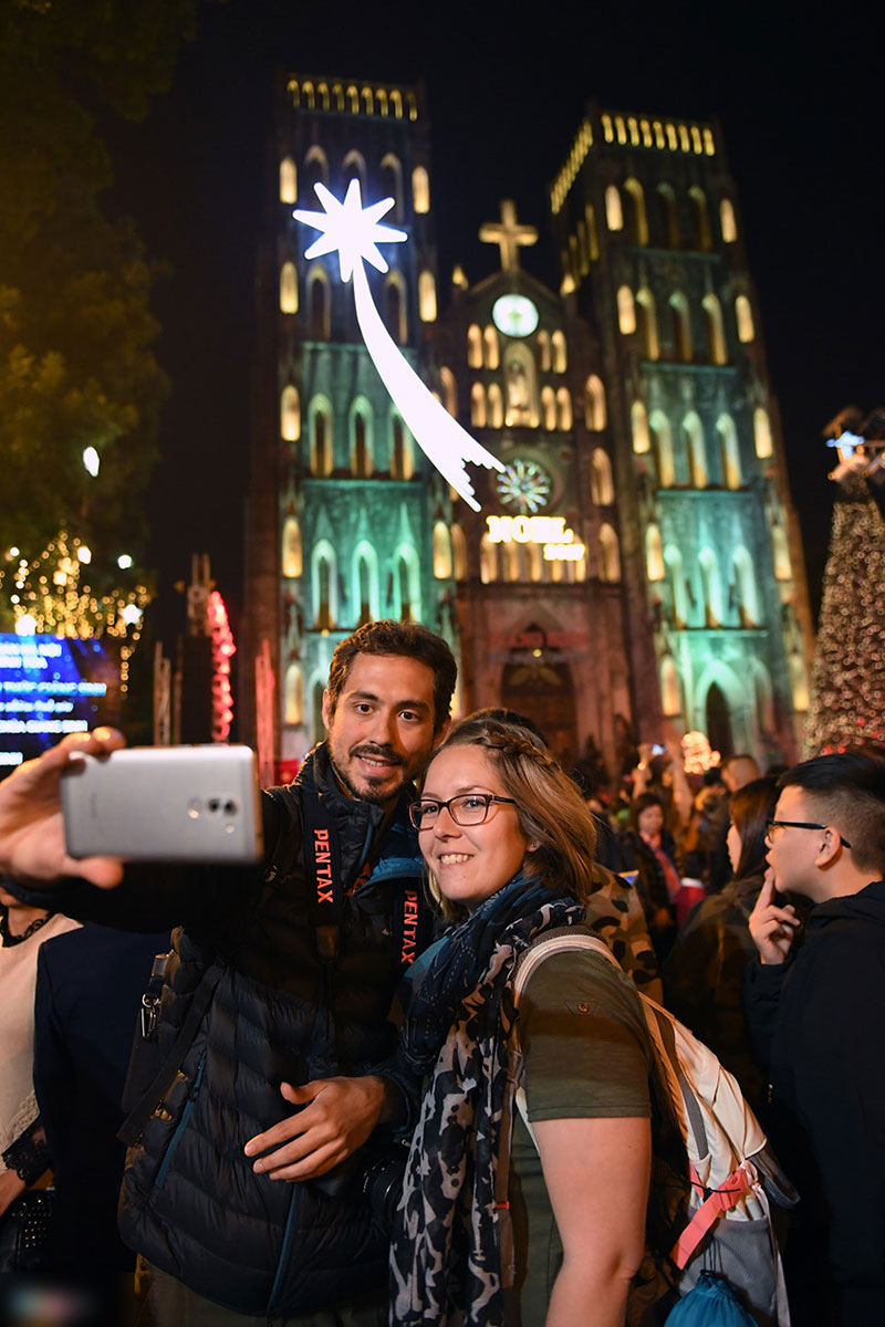 Biển người ra đường đón Giáng sinh